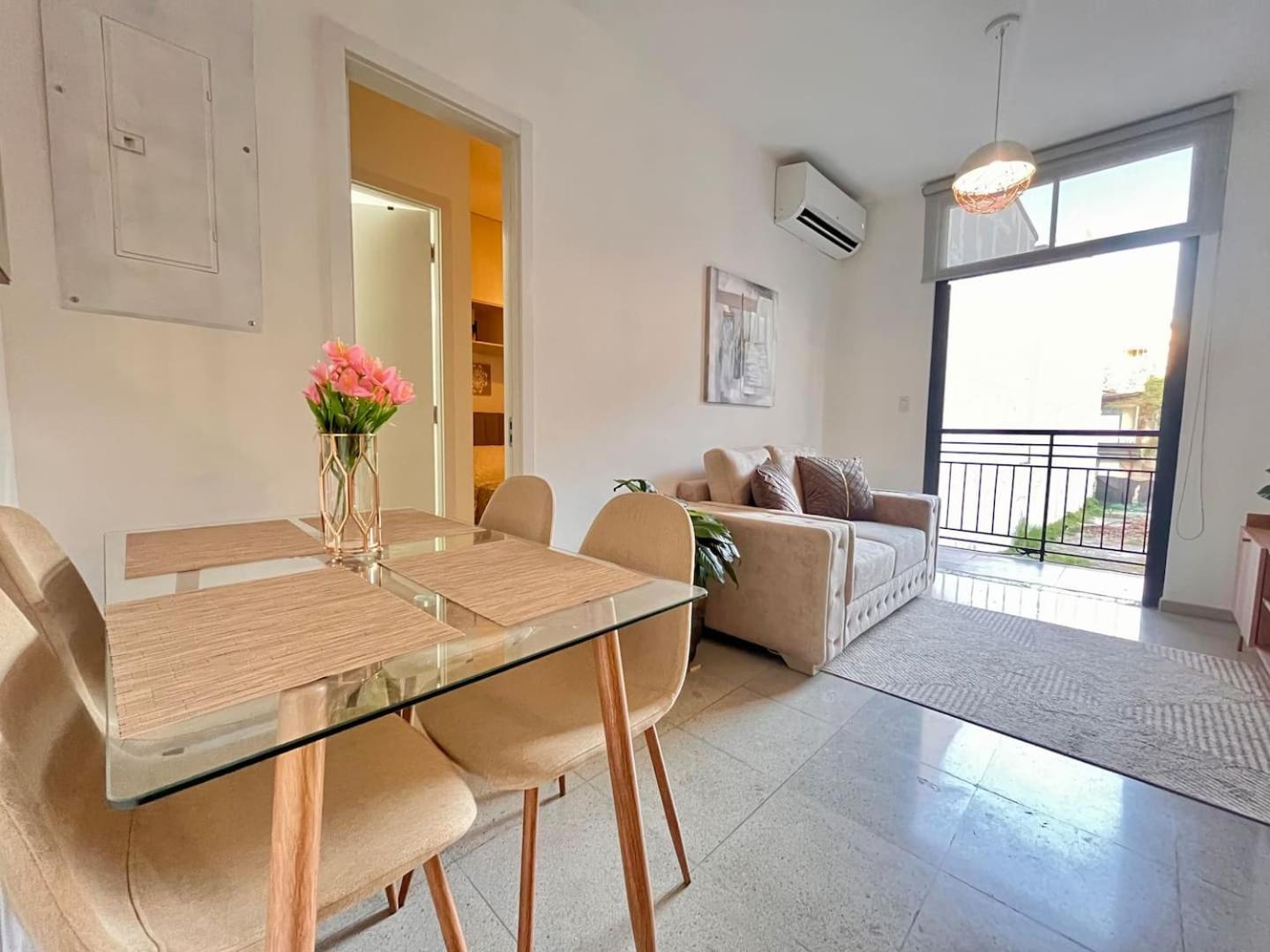 The Colonial Amplio & Familiar En Casco Apartment *